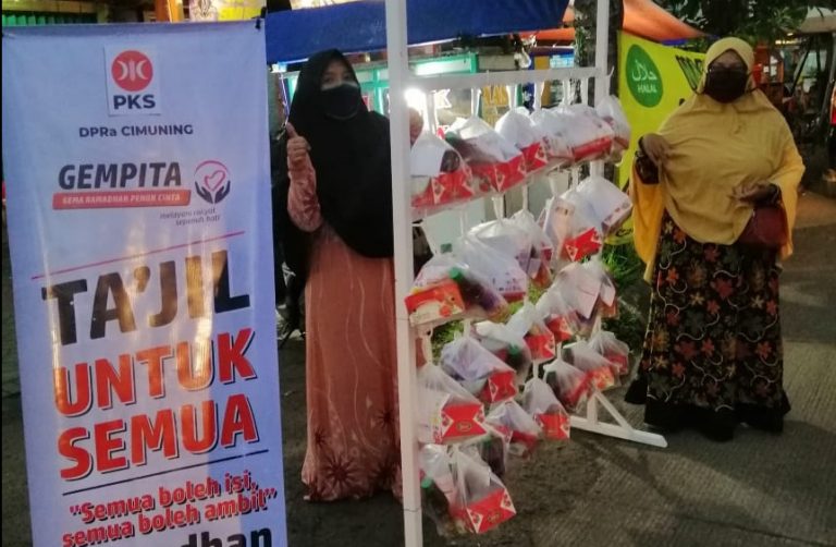 Takjil On The Road, PKS Mustika Jaya Bagikan Paket Berbuka