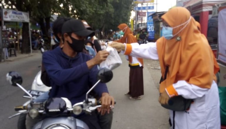 Terima Takjil DPRa PKS Kalibaru, Masyarakat: Terima Kasih PKS