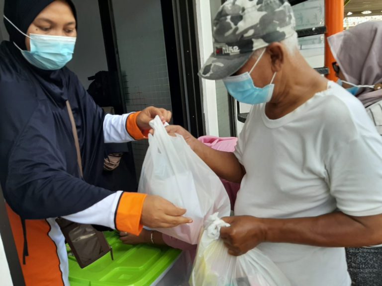PKS Kota Baru Berbagi 117 Paket Sembako untuk Masyarakat Jelang Ramadhan