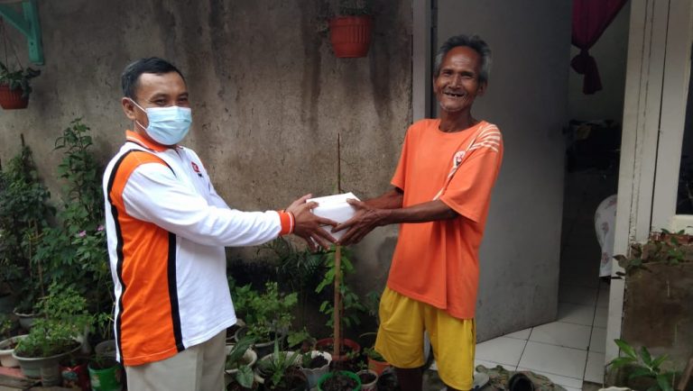 Tebar 550 Peket Takjil, DPRa Marga Mulya Sambangi Rumah Warga