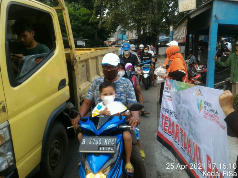 Tebar Takjil, DPRa PKS Jatiranggon dan Gema Keadilan Jatisampurna Berbagi untuk Warga
