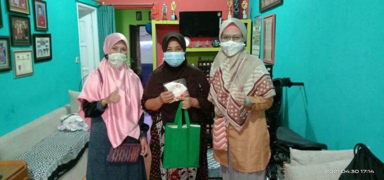 Warga Sering Diterjang Banjir, BPKK PKS Jaticempaka Berbagi Nasi Kebuli untuk Berbuka