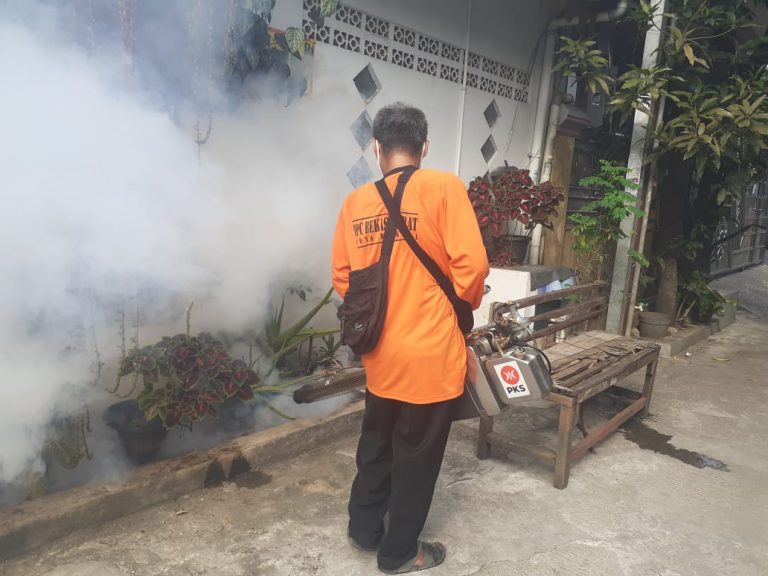 Warga RW.06 Terserang DBD, PKS Ranting Kota Baru Berikan Pelayanan Fogging