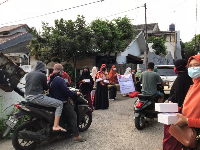 RKI Bekasi Selatan Salurkan Paket Takjil untuk Warga Jakasetia