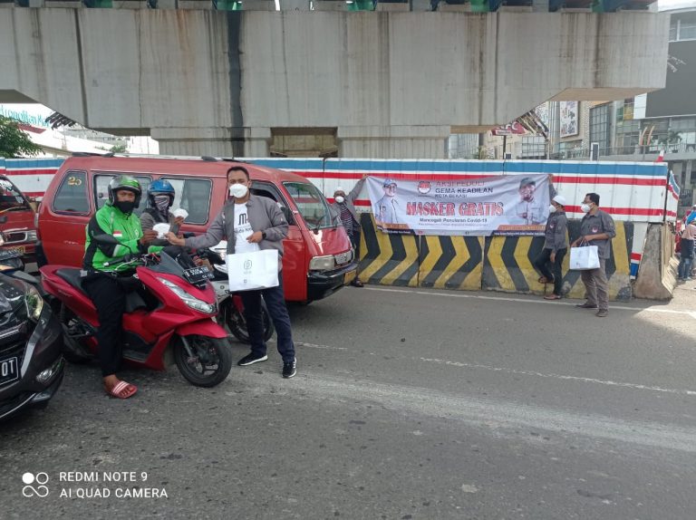 Aksi Gema Keadilan Kota Bekasi Bagikan Ribuan Masker N95
