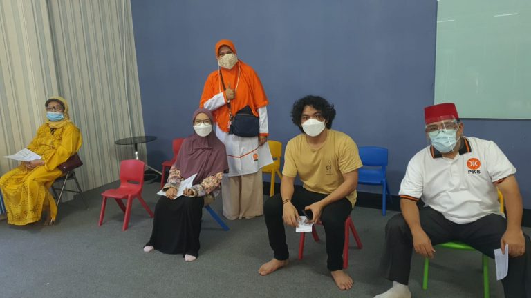 Dukung Vaksinasi, Heri Koswara Boyong Anggota Keluarga untuk Vaksin