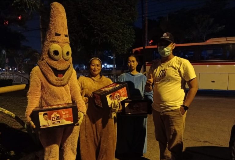 Tengah Malam, Tokoh Pemuda Bekasi Sambangi Pejuang Nafkah Keluarga