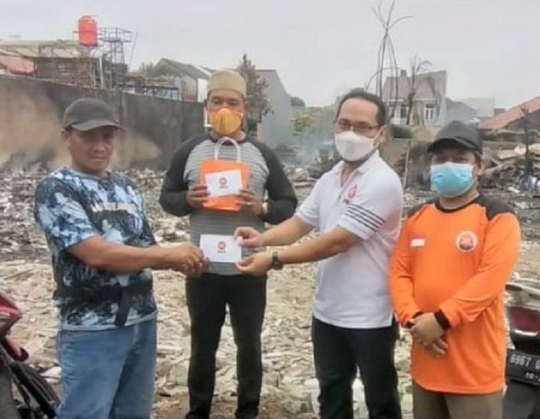Salurkan Bantuan Kembali, DPRa PKS Jaticempaka Santuni 44 Kepala Keluarga Korban Kebakaran