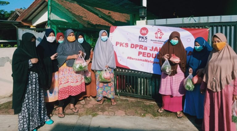 Berbagi Paket Sayur-Mayur, RKI Jakasetia Harap Warga Semakin Sehat Meski Pandemi