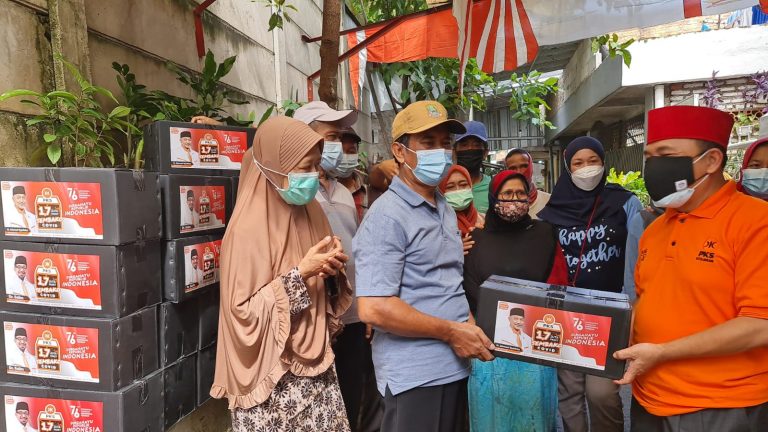 Silaturrahim ke Kelurahan Medan Satria, Bang HK Berikan Bantuan Sembako untuk Warga