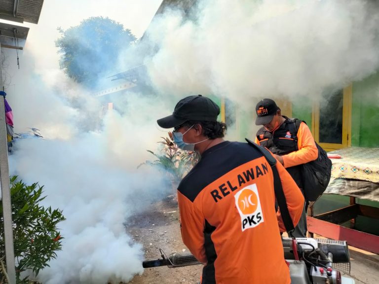 Bidang Kepanduan DPD PKS Kota Bekasi dan Sahabat HK Kolaborasi Fogging 1200 KK di Jatirasa