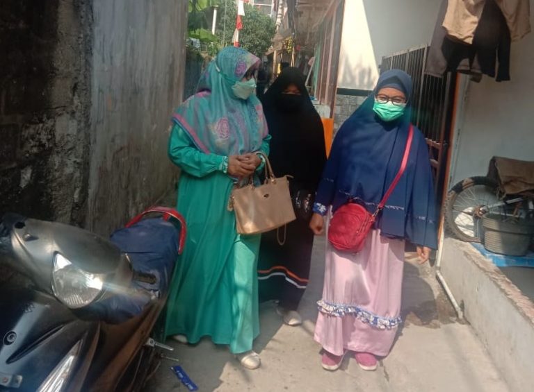 Kunjungi Emak-Emak di Jatiwaringin, Istri Ketua DPRD Kota Bekasi Dengarkan Curhat & Bagikan Sembako