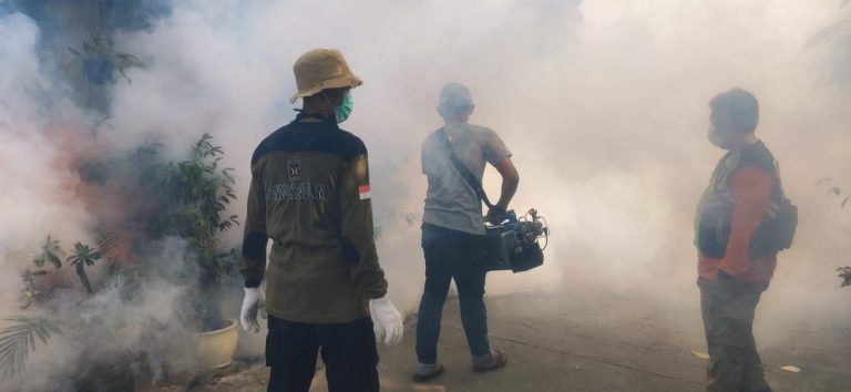 Gelar Fogging, PKS Medan Satria Berikan Pencegahan Penyebaran DBD untuk Warga Pejuang