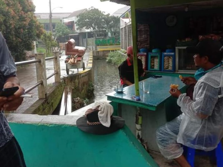 Rezeki, Gerobak PKS dan Obrolan Abang Rongsokan di Warung Kopi