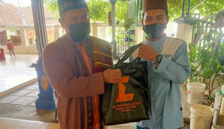 DPRa PKS Mustikasari Gelar Program Berbagi Sembako untuk Warga