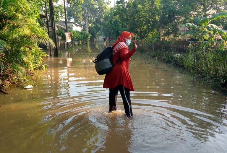 Relawan PKS Jatiasih Berikan Sarapan Warga Nasio Saat Banjir di Awal November