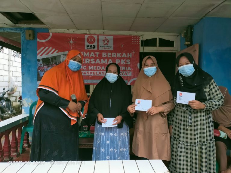 Jumat Berkah, BPKK DPC PKS Medan Satria Berbagi untuk Warga Kampung Buaran