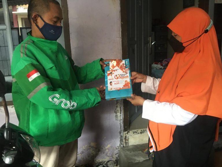 Hari Ayah, BPKK DPC PKS Medan Satria Berbagi Bingkisan untuk Pejuang Keluarga