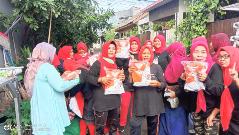 Support Komunitas Senam Jatimakmur, GEMA Keadilan Kota Bekasi Berbagi Kaos Olah Raga