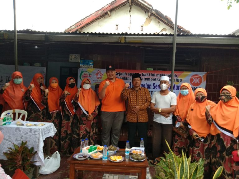 Sambut Hari Ibu, PKS Kota Baru Berbagi Sembako untuk Warga