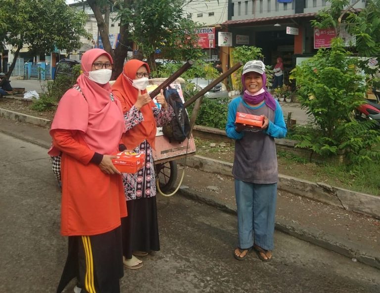BPKK PKS Kota Baru Ucapkan Selamat dan Lakukan Baksos untuk Para Ibu Pasar Rawa Bebek