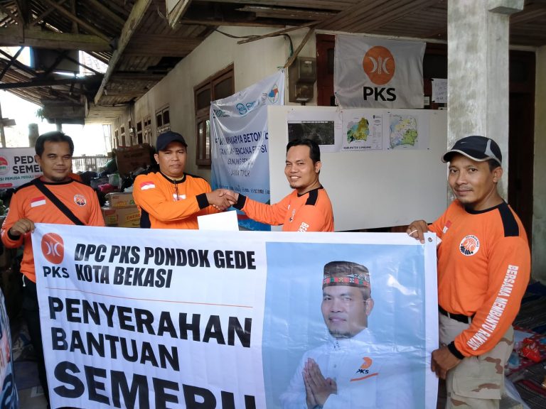 Salurkan Bantuan ke Lumajang, Ketua DPC PKS Pondokgede Pimpin Rombongan Peduli Korban Erupsi Semeru