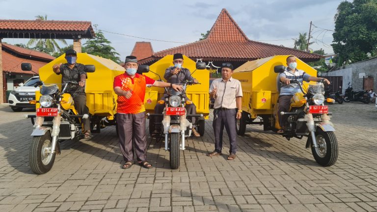 Serahkan Baktor RW di Jatiasih, Bang HK: Semoga Lingkungan Masyarakat Semakin Bersih