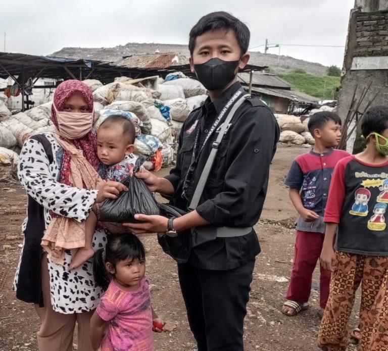 Gelar Operasi Pangan Gratis, PKS Muda Kota Bekasi Sambangi Desa Ciketing Udik