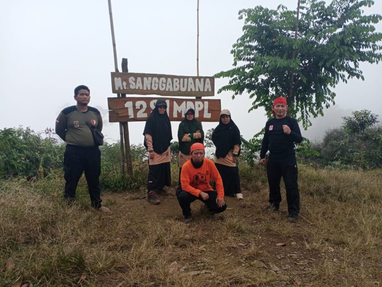 Kepanduan dan Santika DPD Jaga Kebugaran Daki Gunung Sanggabuana