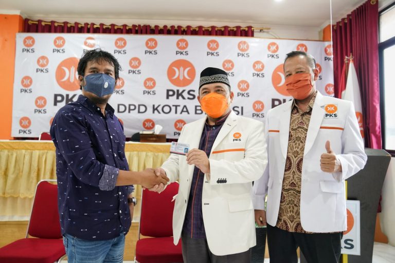 Terima Anggota Baru Non Muslim, Heri Koswara Serahkan KTA dan Sematkan Jas PKS