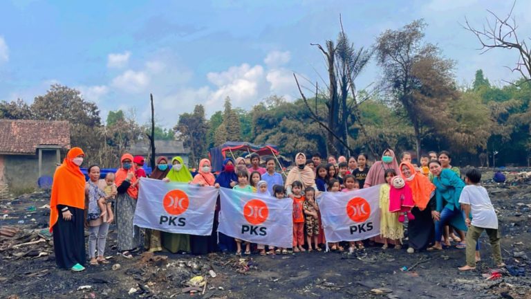 Kebakaran Hanguskan 50 Hunian Semi Permanen, PKS Sumur Batu Salurkan Bantuan untuk Warga