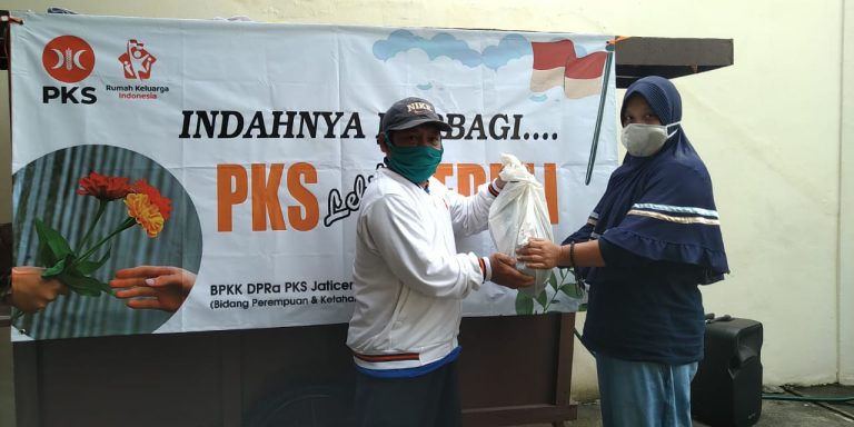 Gelar Pasar Sembako Murah, PKS Jaticempaka Ramai Dikerumuni Warga
