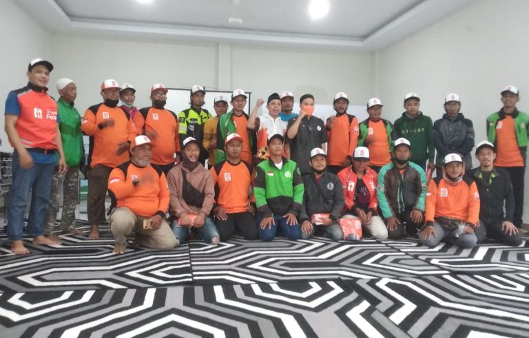 Bagikan Kaos dan Topi, PKS Jatiluhur Undang Anggota Ojol Cuci Gratis Jatiluhur Silaturrahmi