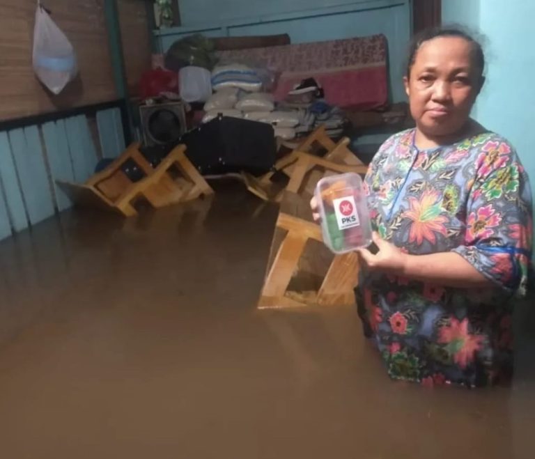 Dilanda Banjir Tinggi Jelang Maghrib, PKS Bintara Jaya Salurkan Paket Berbuka untuk Warga