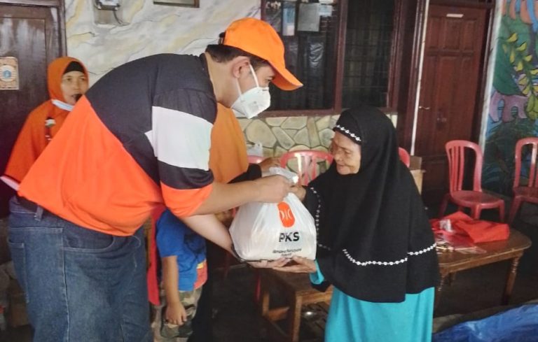 Baksos di Kampung Mural, PKS Kota Baru Salurkan Sembako dan Takjil untuk Warga