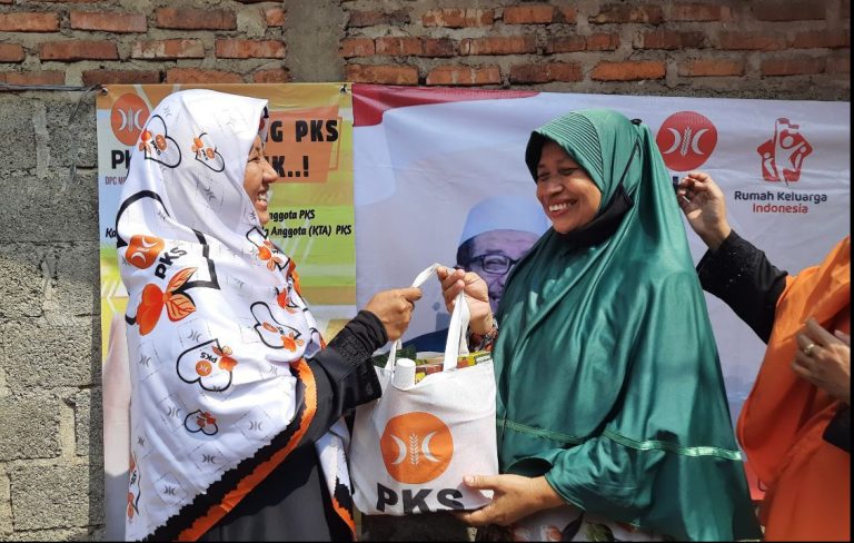 PKS Pejuang Bagikan Bingkisan Ramadan untuk Tokoh dan Warga