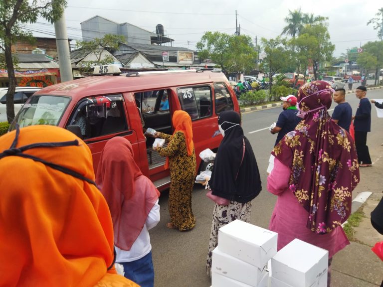 Berbagi Paket Berbuka, PKS Sepanjang Jaya Salurkan Takjil untuk Warga