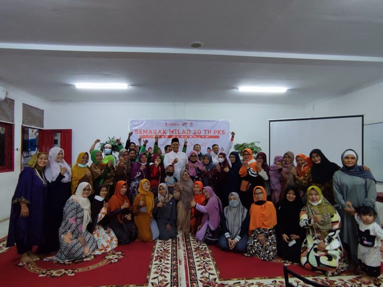 Bukber, PKS Jakamulya Beri Voucher Bensin Pengemudi Daring dan Alat Masak untuk Para Emak