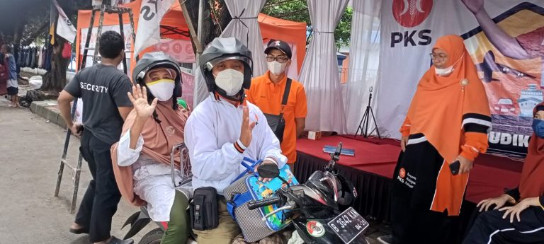 Ibu 67 Tahun Bingung Hendak Ke Serpong, Petugas Posko Mudik Dr. Salim PKS Kota Bekasi Sigap Membantu