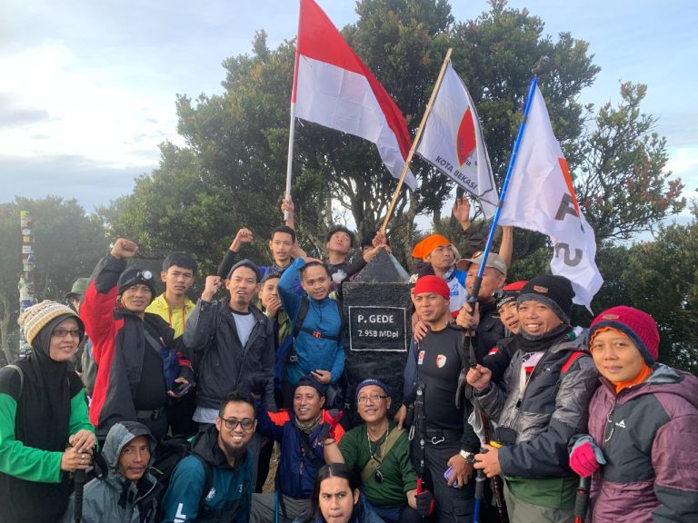 Jelajah Rimba Gunung, PKS Kota Bekasi Ajak Warga Berbagai Lapisan Usia Mendaki Puncak Gede