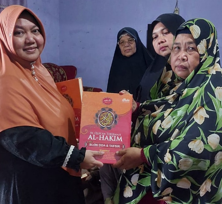 RKI Harapan Baru Sambangi Pelosok Kelurahan, Berbagi Al-Quran Terjemah untuk Para Ibu