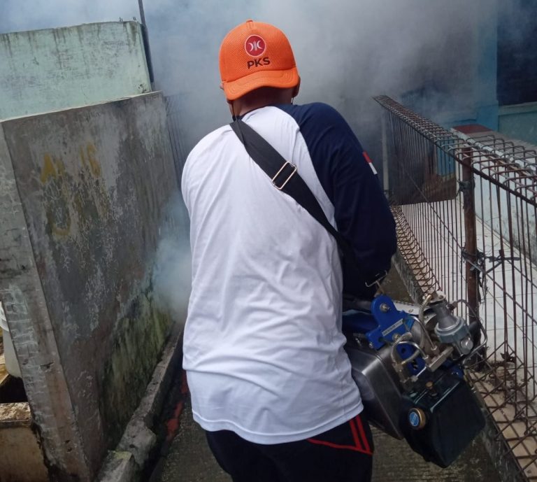 Layani Warga Kalibaru Siap Tanggap DBD, PKS Kerahkan Tim Fogging