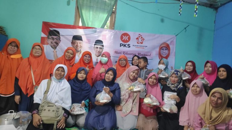 RKI Bantargebang Peringati Hari Keluarga Nasional, Emak-Emak Ciketing Udik Antusias Bikin Cendol Oranye