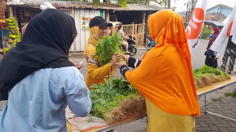 Harganas, RKI-PKS Mustika Jaya Berbagi Sayur Mayur dan Lauk untuk Warga Mustika Jaya