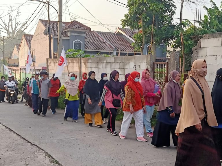 Peringati Harganas, RKI – PKS Mustika Jaya Gelar Senam dan Jalan Sehat Bersama