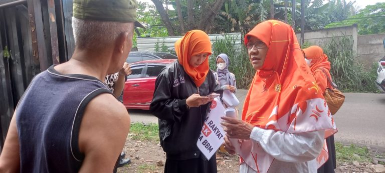 Nur Azizah Semangati Kader dan Warga Jatisampurna Yang Gelar Flash Mob Tolak Kenaikan BBM