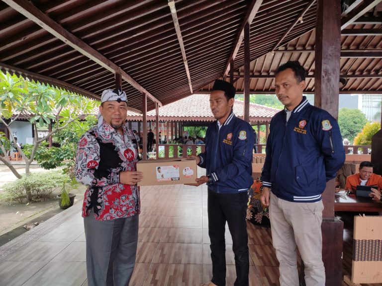 Bang HK Berikan Bantuan Hibah Tunai Sarpras untuk Karang Taruna Pekayon Jaya
