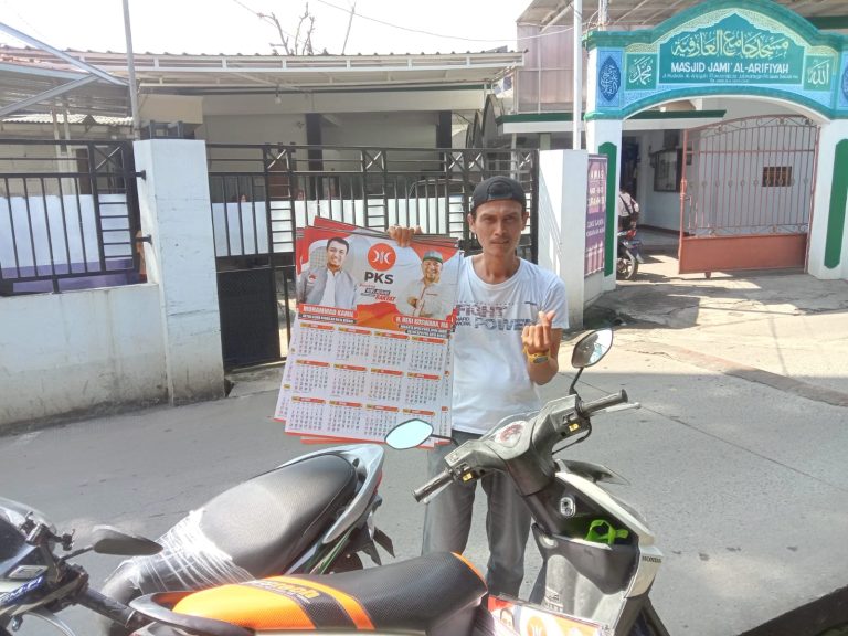 Serbuan Warga Saat Berbagi Kalender PKS di Pondokgede