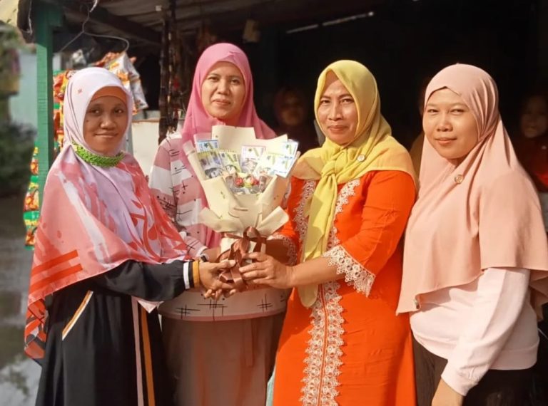 Resmikan RKI Baru, RKI Bekasi Utara Gelar Pelatihan Membuat Buket untuk Para Ibu