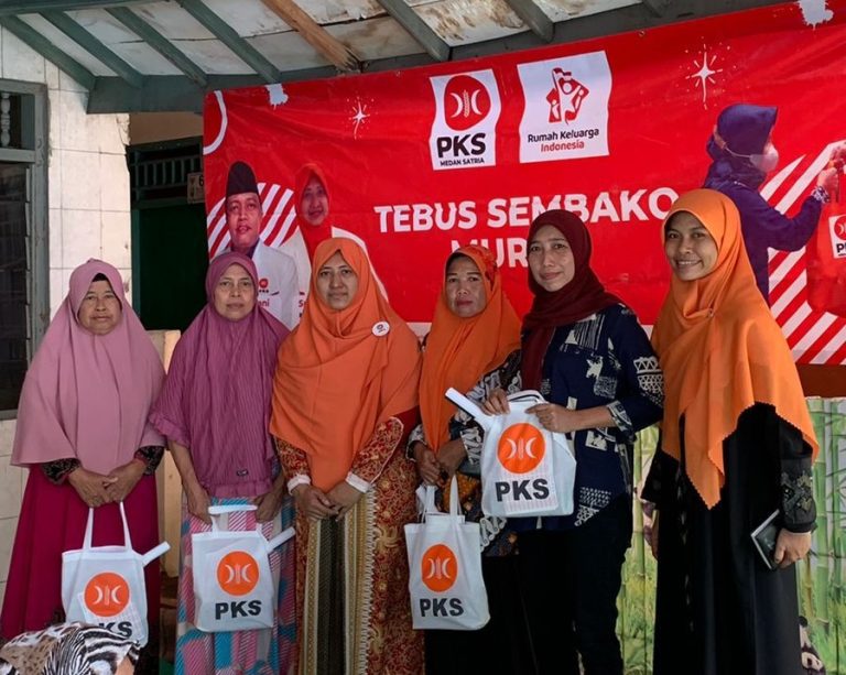 Sambut Ramadan Emak Emak Ramai Padati Tebus Murah Sembako di RW 04 Medan Satria